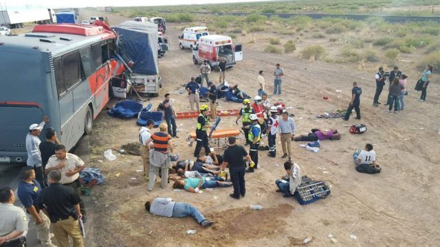 Choque terrible con un autobús en Ahumada: 10 muertos