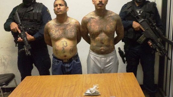 Aztecas en Chihuahua, los detiene la Policía Municipal, en la Campesina