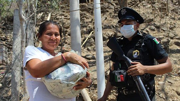 Presidenta de Tecomatlán entrega apoyos durante la contingencia