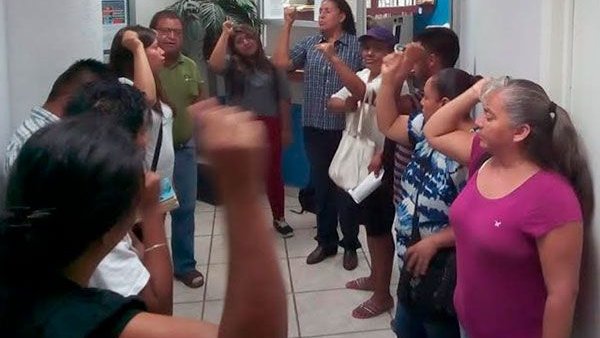 Antorchistas buscan que ayuntamiento de La Paz no se vaya sin firmar minuta 
