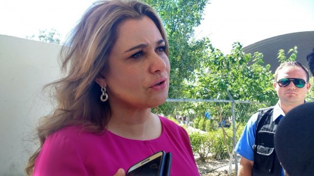 Entrega Alcaldesa María Eugenia Campos cemento a colonos antorchistas