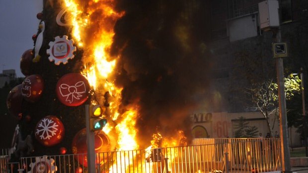 Encapuchados incendian árbol navideño en Paseo de la Reforma