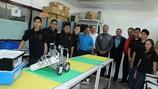 Viaja equipo del Cbtis 122 a concurso de Robótica a la capital del país