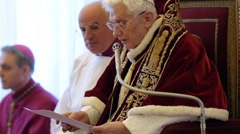 Papa renunció por red de sexo y corrupción en El Vaticano: diario italiano