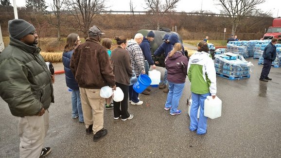 Vertido químico deja a 300 mil personas sin agua en Virginia, EU