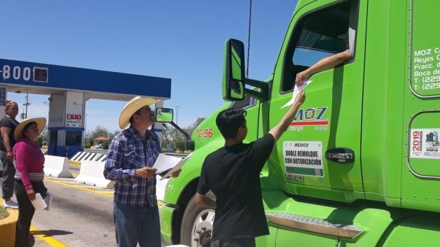 Con volanteo, denuncian en la Caseta de Jiménez, represión del gobernador de Hidalgo