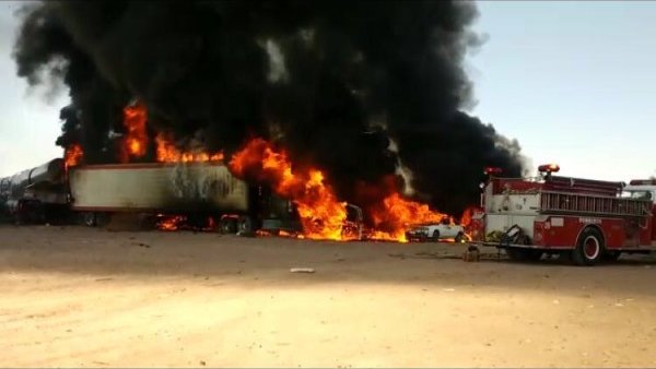 Se queman cerca de 40 vehículos en el patio de una empresa de grúas