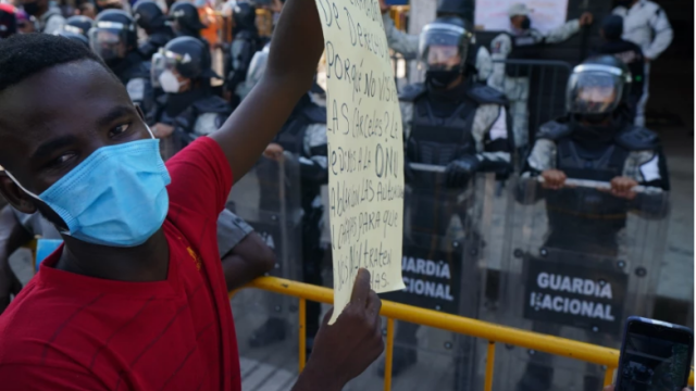 México inicia vuelos para devolver migrantes a Haití