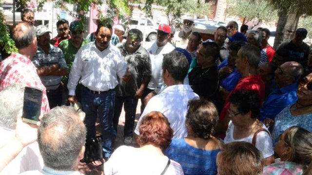 Protestan mineros inconformes ante el Palacio de Gobierno