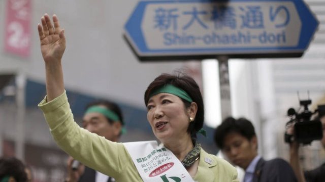 Tokio elige por primera vez a una mujer como gobernadora