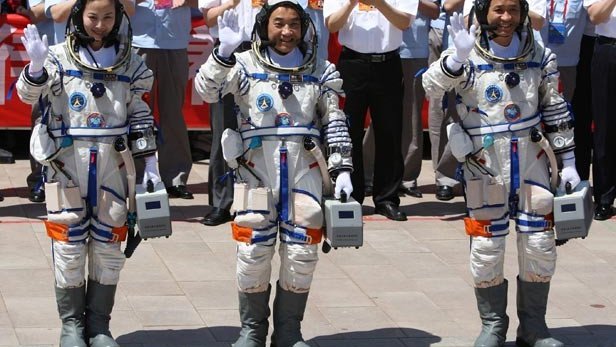 Lanza China misión espacial con segunda mujer astronauta