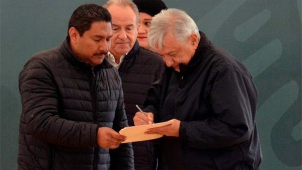 Alcalde de Mexquitic entrega peticiones a AMLO