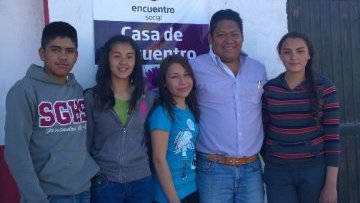 Jóvenes acuden a Juan Santiago por apoyo escolar