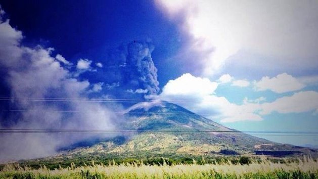 Cancelan 22 vuelos por erupción de volcán en El Salvador