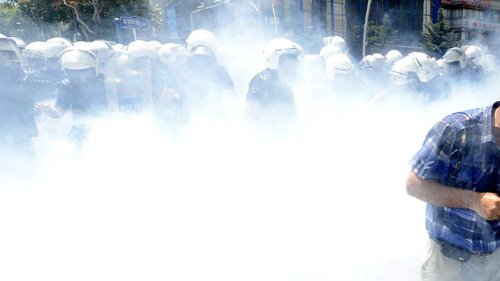 Reprimen antimotines a huelguistas turcos