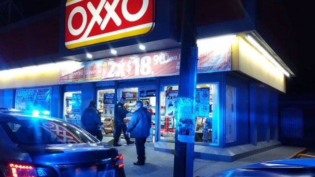 Con puñal en mano, asaltaron una tienda Oxxo en Chihuahua