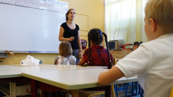 Francia: volvieron dictados, lectura en voz alta y cálculo mental por “retroceso educativo”