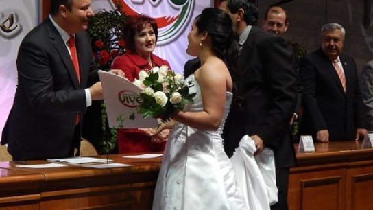 Se casan mil 991 parejas en bodas colectivas en la capital del estado