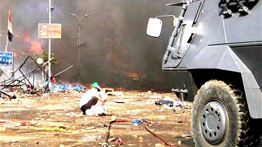 Desalojan a manifestantes en El Cairo con tanques y maquinaria pesada