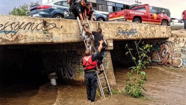 Bomberos rescatan a un hombre atrapado en arroyo