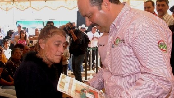 Entregó apoyos de Chihuahua Vive, el gobernador en Parral
