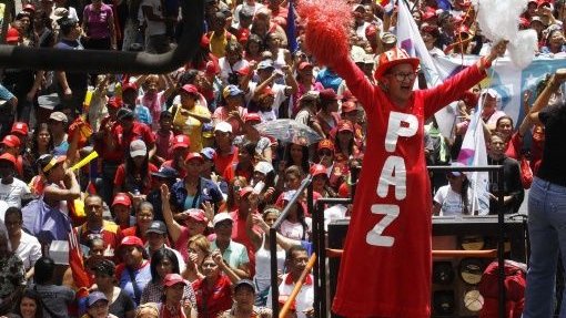 Revolucionarias entregan documento en Defensoría del Pueblo por la paz en Venezuela