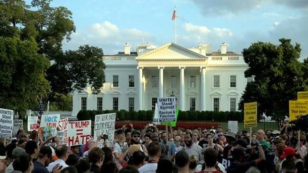 Miles marchan en D.C. y Nueva York contra Trump por Charlottesville