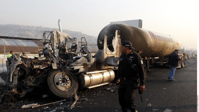 Más de 20 muertos al explotar un camión cisterna en México