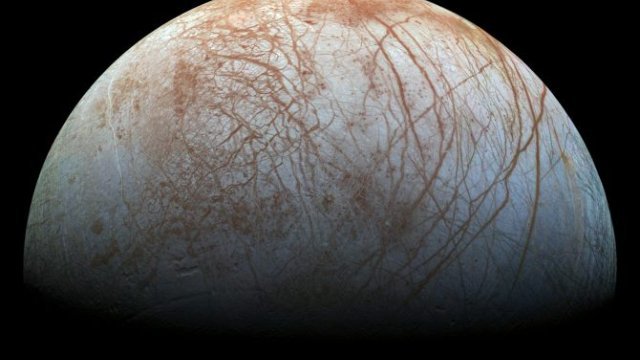 Una sonda de la NASA detectó géiseres en la luna Europa de Júpiter sin saberlo
