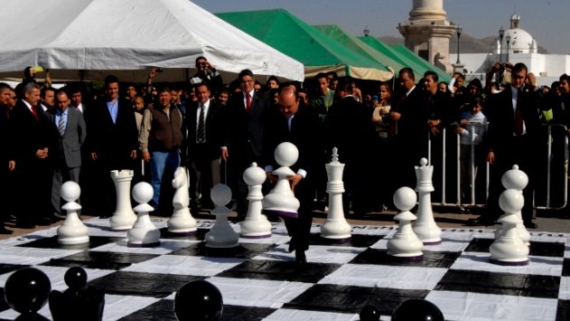 Inaugura Gobernador torneo de ajedrez en Plaza del Ángel