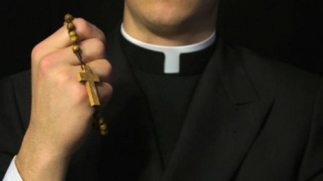 Detienen a sacerdote acusado de violar a una niña de 11 años