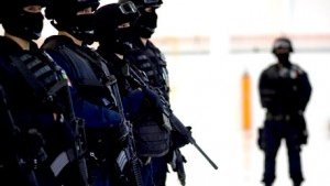 Se movilizan policías juarenses por mantas en su contra