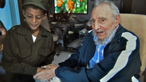 Recibe Fidel Castro en su casa a niño que colecciona fotos y libros del líder