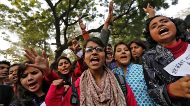 Condenan a mujer a ser violada por 12 hombres, en La India