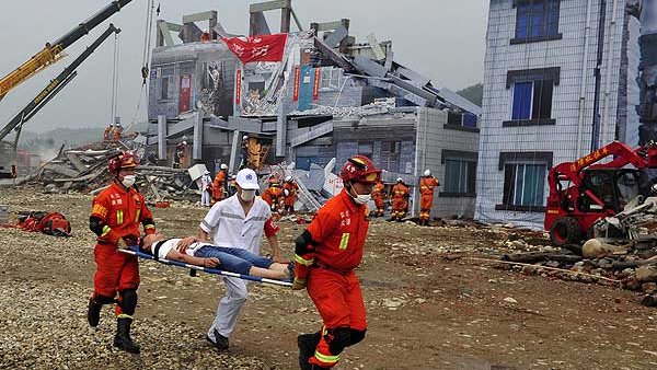 Fuerte terremoto deja un centenar de muertos en China