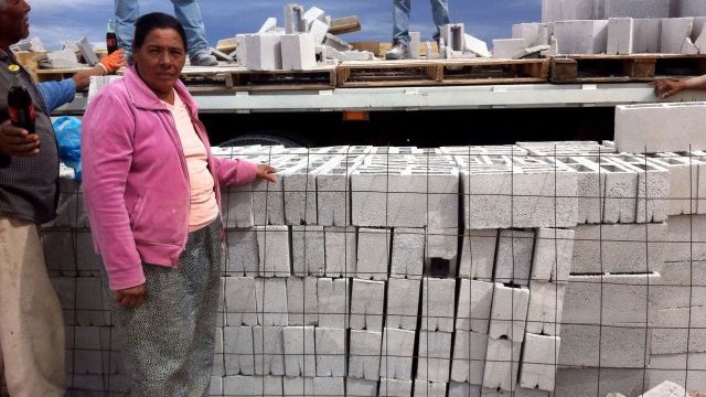 Habitantes de Tlahualilo reciben apoyos a la vivienda