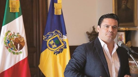 Gobernador de Jalisco sufre accidente en motocicleta
