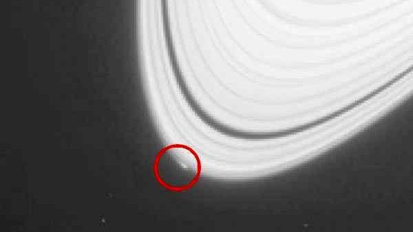 Sonda Cassini captó el nacimiento de nueva luna de Saturno