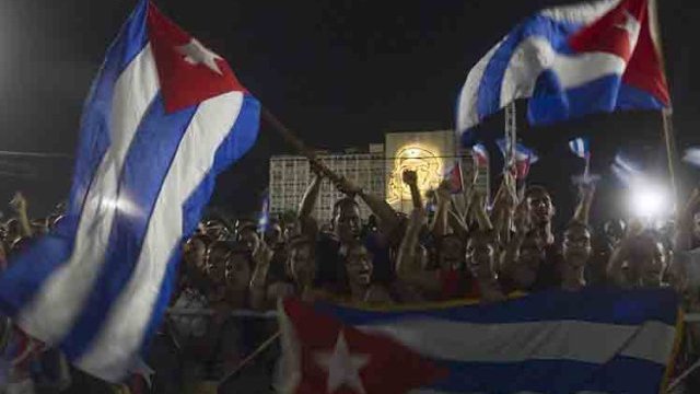 Homenaje silencioso a Fidel Castro convertido en vítores de respaldo