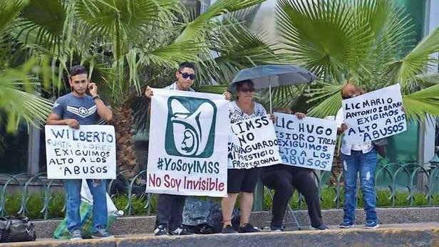 Familiares de doctora se manifiestan en IMSS para exigir alto a explotación y acoso laboral 