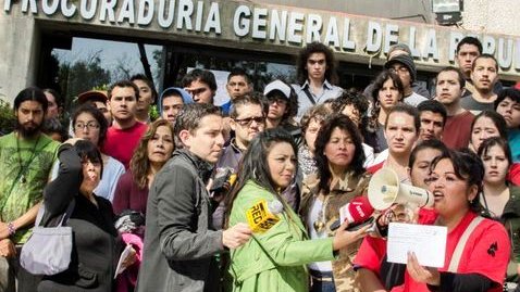 Marchan en el DF, familiares de detenidos en el Zócalo el día 20