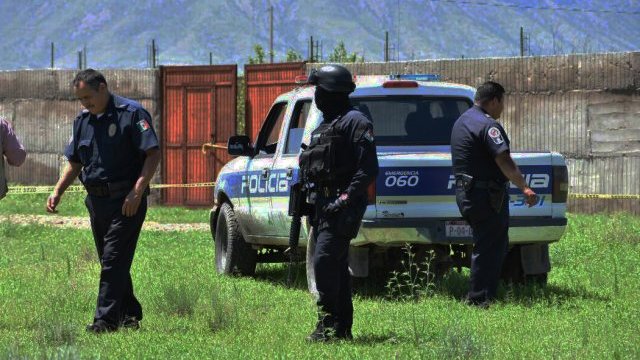 Encuentran un cadáver encajuelado por la salida a Juárez