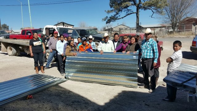 Colocan primera etapa de láminas para reparación de techos, campesinos de Bocoyna