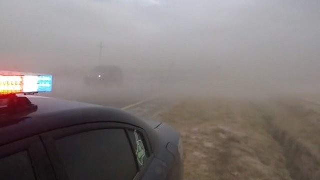 Alertan por fuertes vientos y tolvaneras en la carretera a Juárez