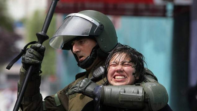 Reprime policía marcha de estudiantes en Chile