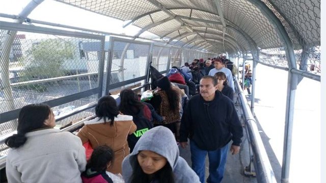 Invadieron civiles de EEUU territorio mexicano para golpear a migrantes en el puente