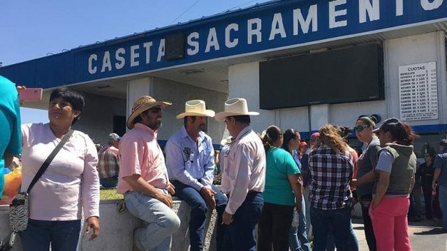 Liberan ejidatarios la Caseta de Sacramento; logran peaje gratuito
