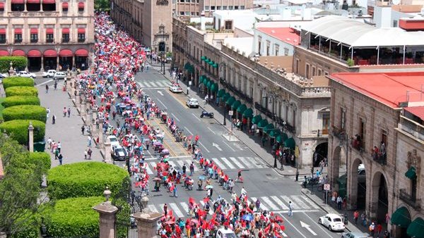 Marchan nueve mil en el Centro de Morelia, por obras y atención