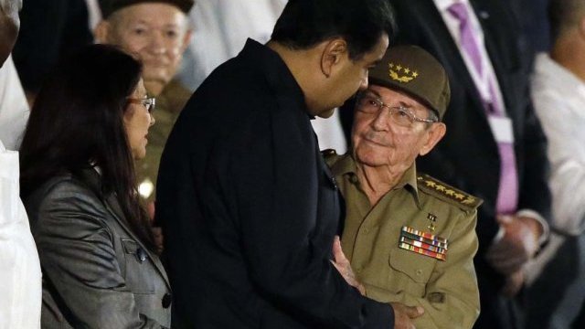 Raúl Castro felicita a Nicolás Maduro por Asamblea Constituyente