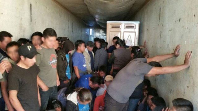 Hallan a 150 inmigrantes en la caja de un tráiler, en Zacatecas